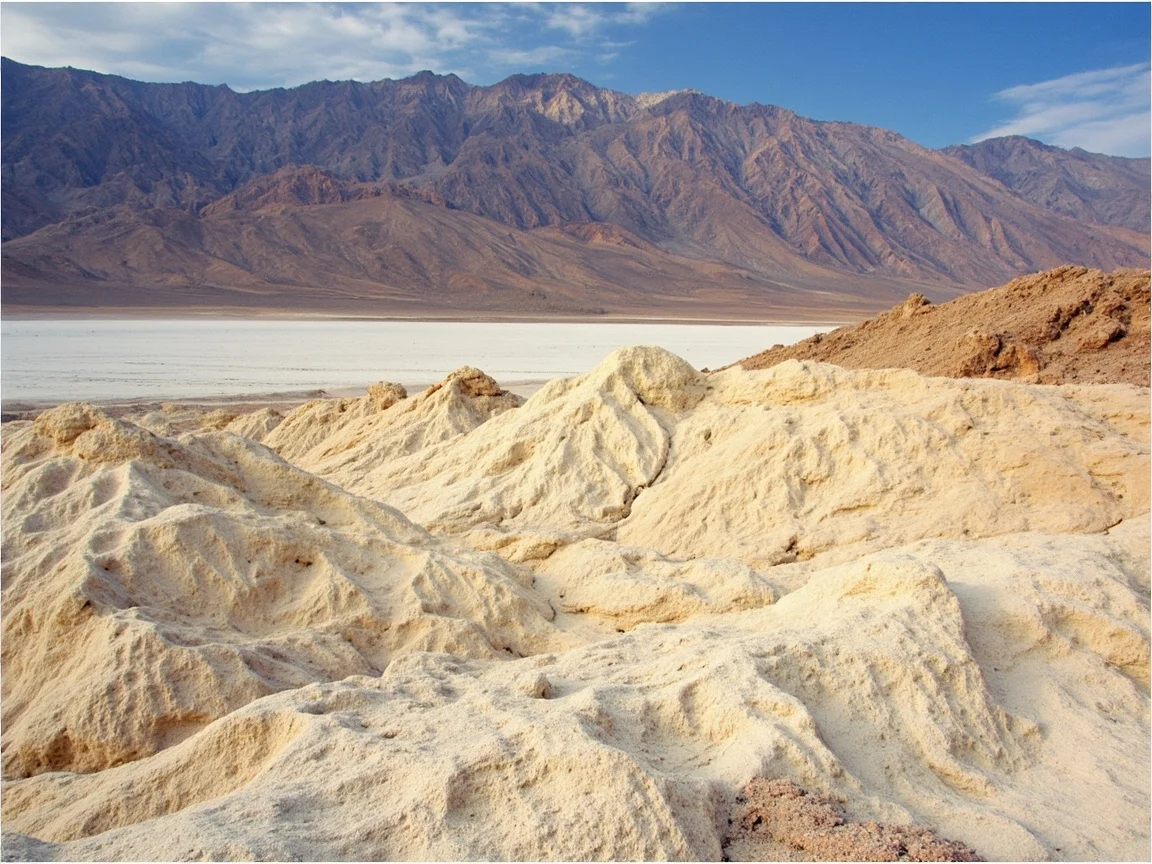 Furnace Creek 度假村泳池边玩耍的小孩