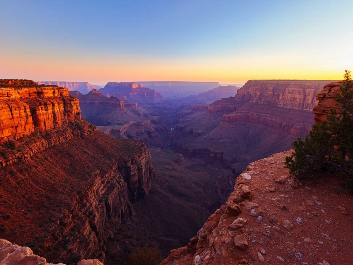 Подпись к фото: очередь на въезд у парковки Grand Canyon Village в высокий сезон