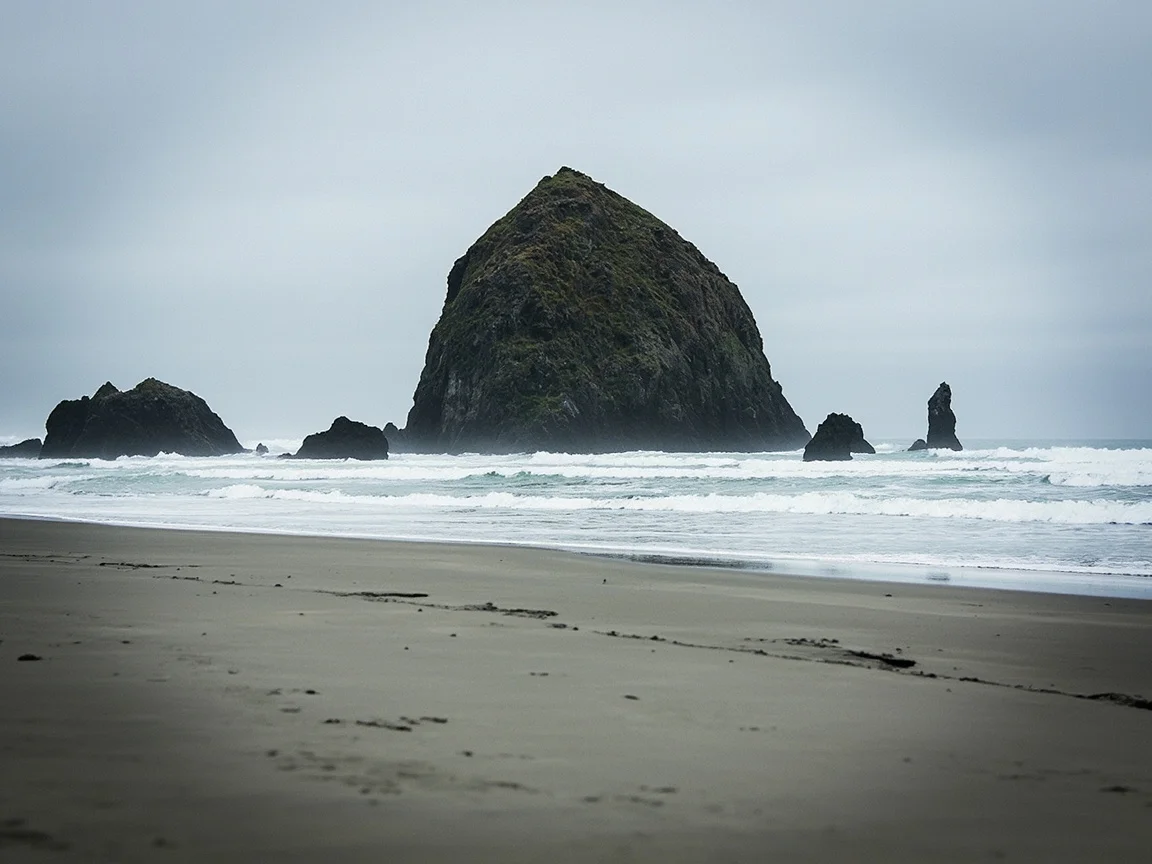 Pantai Cannon Beach pada musim hujan