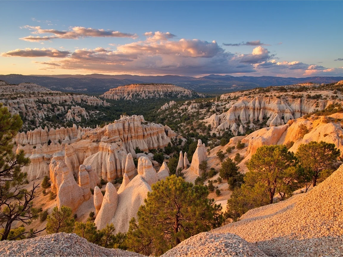 Pinnacles National Park 入口处的岩柱地形