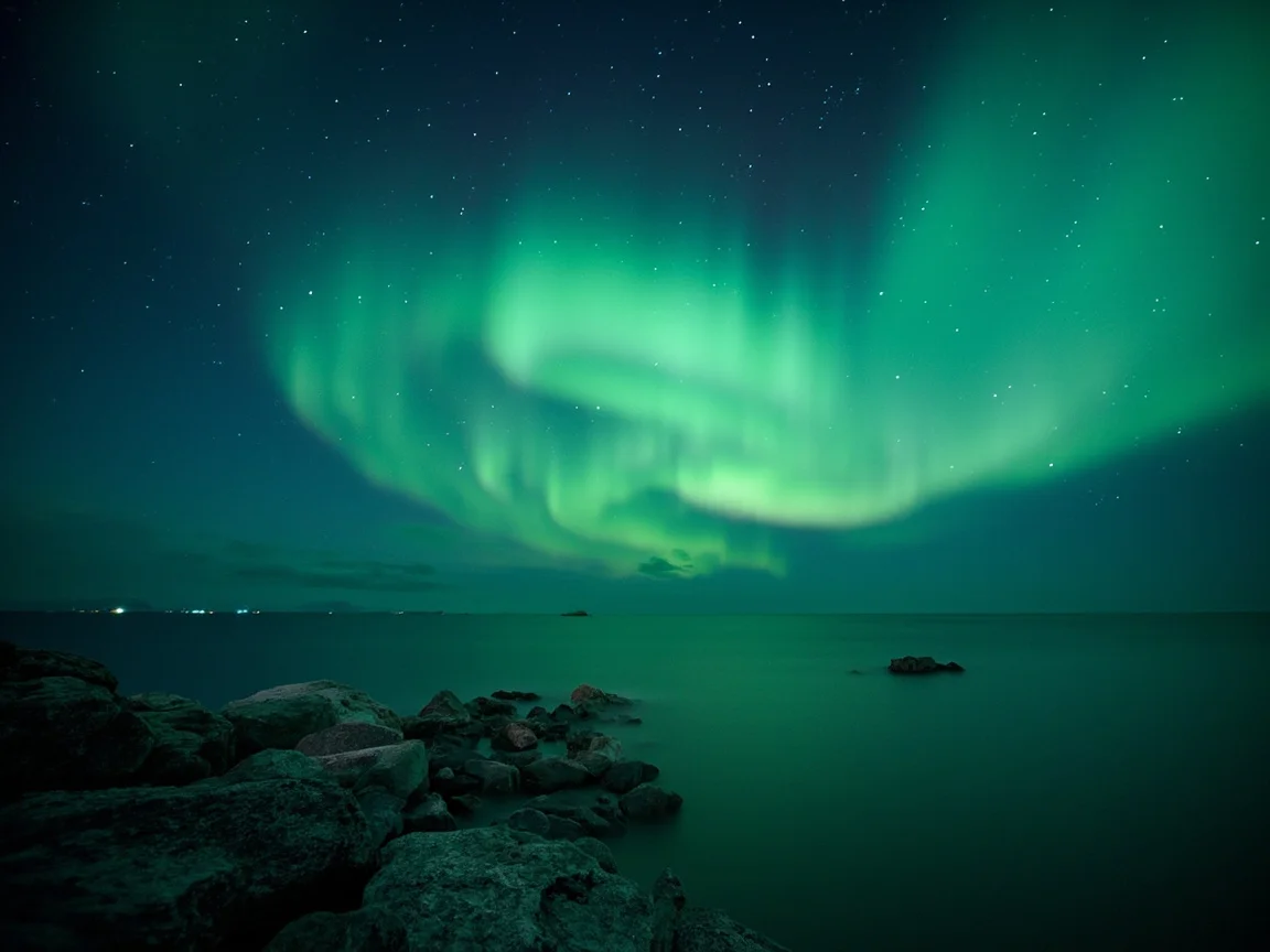 Image caption: Guide sa tabi ng 4x4 na nag-aanyaya sa mga turista na bumaba, may starry sky at mahinang aurora sa background