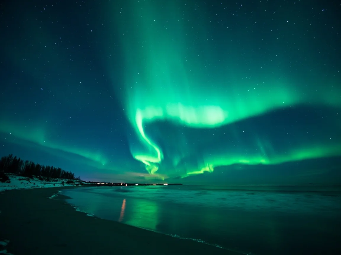 Image caption: Green aurora band na gumagalaw sa ilalim ng winter night sky, foreground ay cabin sa snowfield